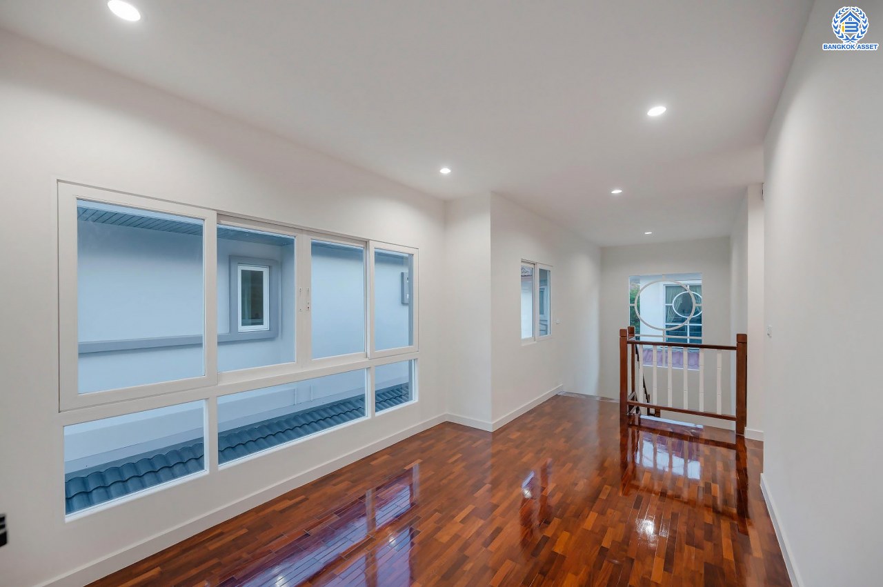 บ้านมือสองตกแต่งใหม่ โครงการ นนท์ณิชา พระนั่งเกล้า เนื้อที่กว้าง 67.5 ตร.ว. ฟังก์ชัน 3 ห้องนอน 3 ห้องน้ำ 1 ห้องอเนกประสงค์ 2 จอดรถ บนทำเลศักยภาพ ติดถนนรัตนาธิเบศร์ เชื่อมต่อถนนชัยพฤกษ์ ใกล้รถไฟฟ้าสายสีม่วง "สถานีไทรม้า" และจุดขึ้นทางด่วน "งามวงศ์วาน"